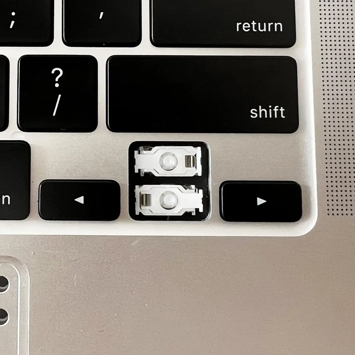 Bfenown Replacement Right Arrow Keycap & Scissor Clip Hinge for MacBook Pro/Air A2141-A2681 (Black) - view 3