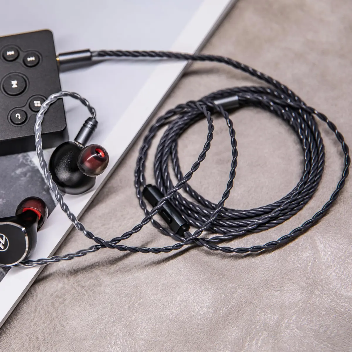 Linsoul Tripowin Grace Silver-Plated OFC Earphone Cable w/Mic | 1.25M, 3.5mm Plug, Microphone, Silver-Plated OFC - view 7
