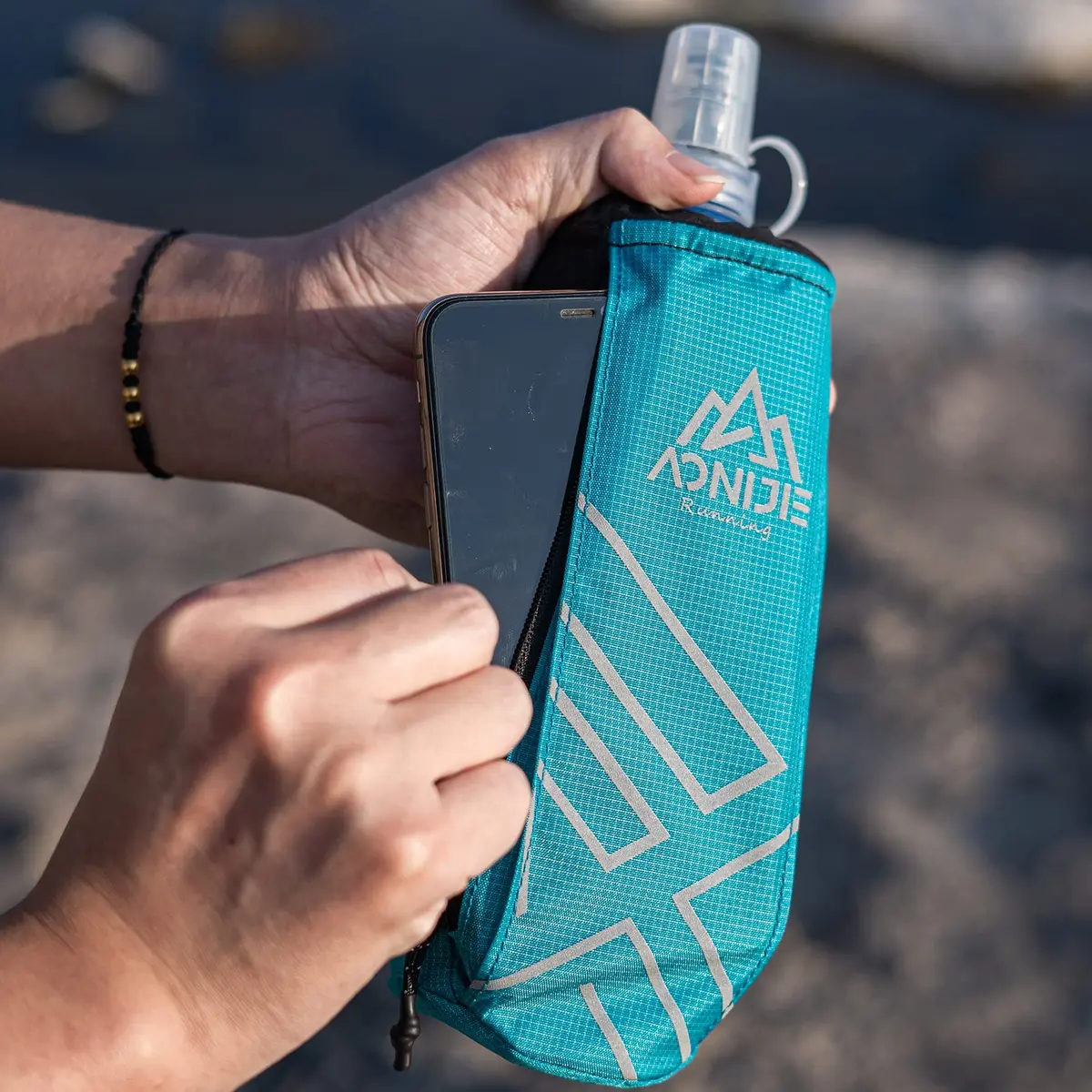 AONIJIE Handheld Hydration Pack with 500ml Soft Flask | Adjustable Strap, Reflective Trim, Multiple Pockets - view 7