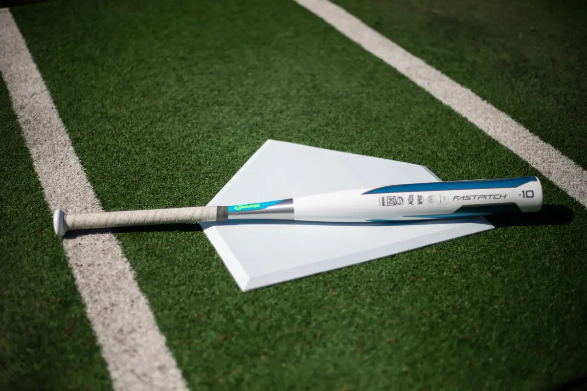 Easton Cyclone Fastpitch Softball Bat -10 27" (68.58 cm) | Approved for All Fastpitch Fields - view 4