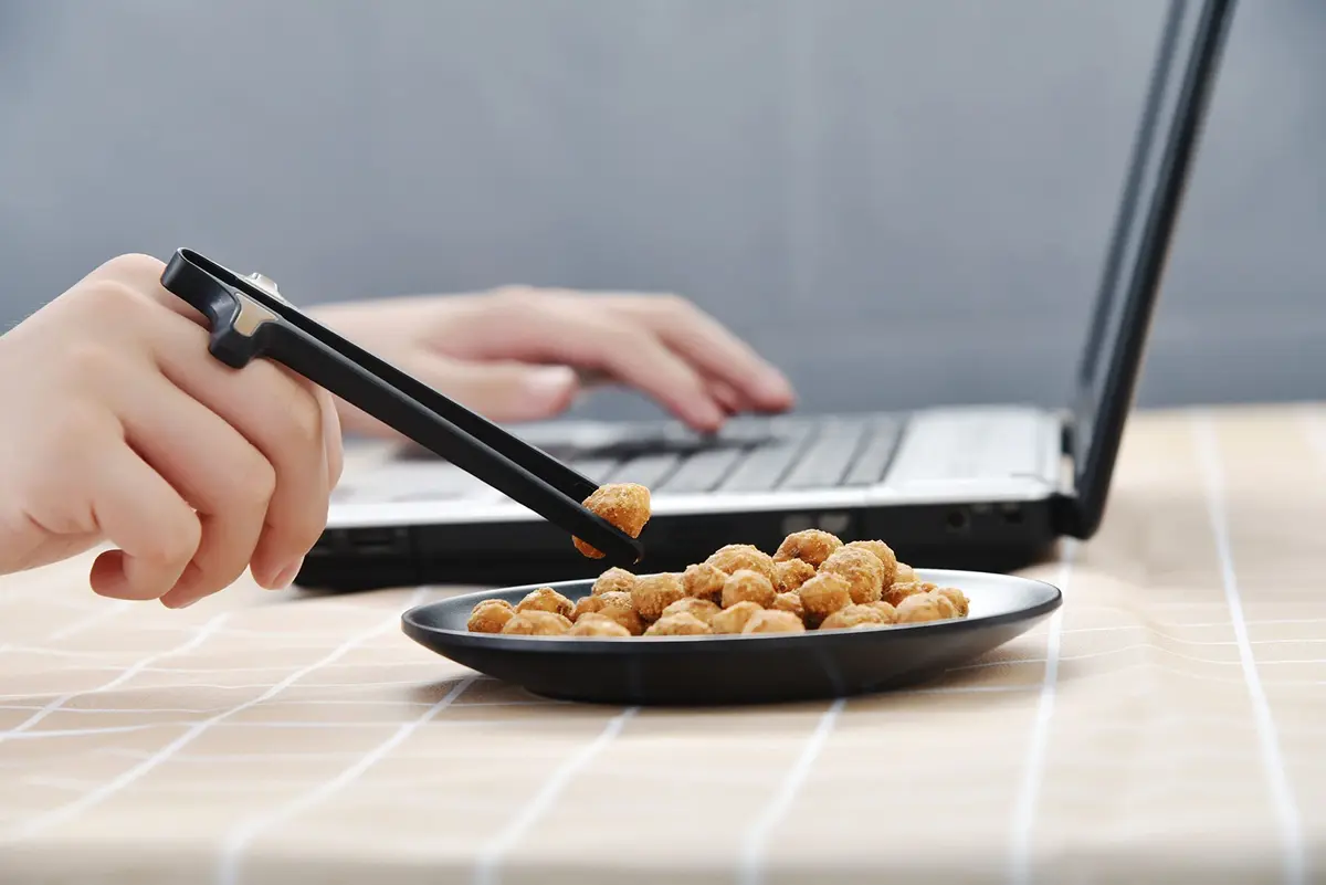 Melostu Finger Chopsticks for Gamers 2pcs | Food-Grade ABS Snack Clips for Gaming & Snacks - view 6