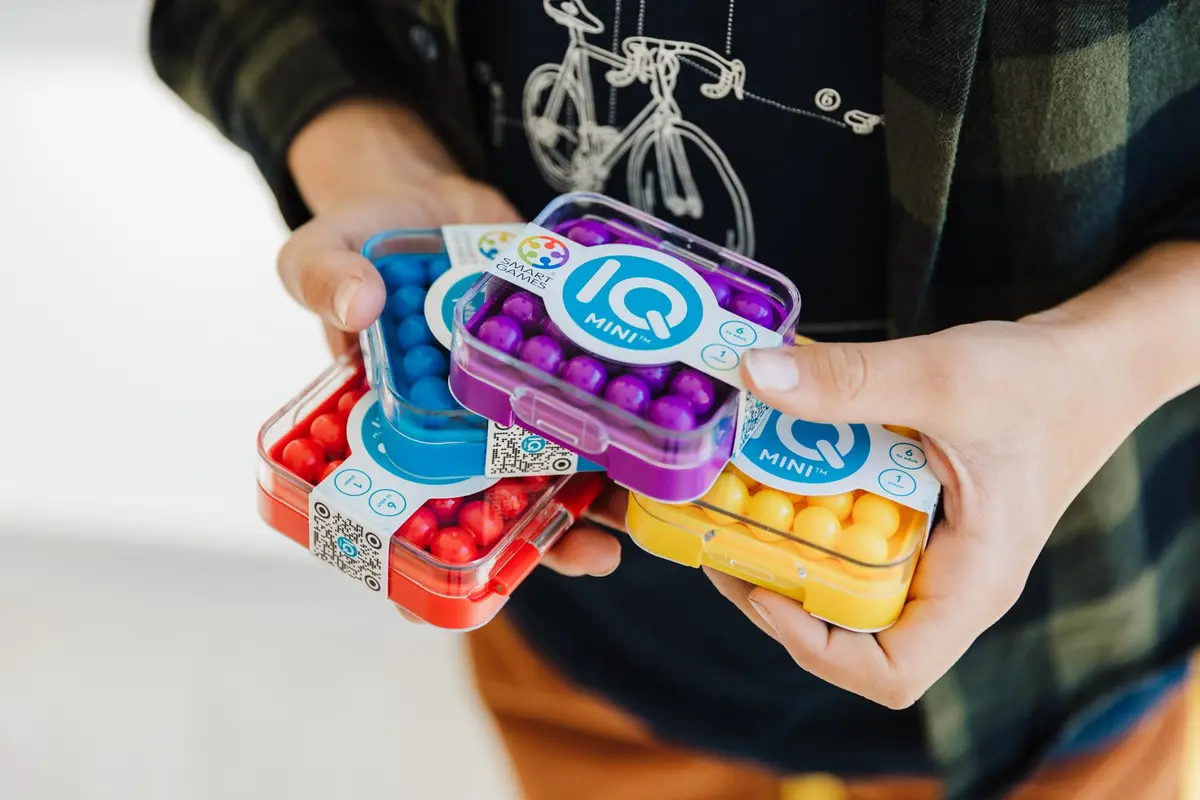 SmartGames IQ Mini Create Challenges Compact Puzzle Game 6+ Years | Pocket-Sized Brain Teaser - view 9