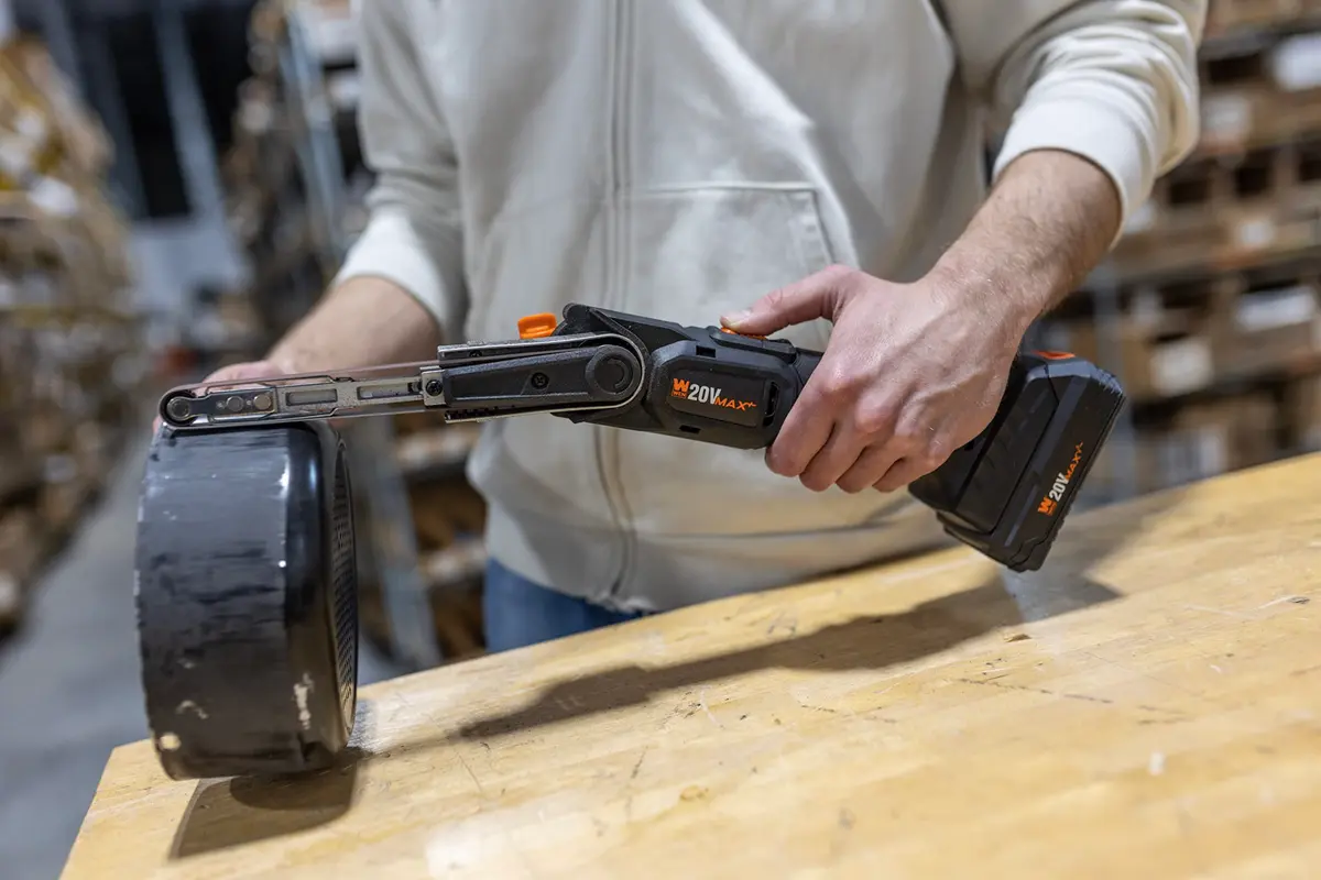 WEN 20V Max Cordless Detail File Sander 1/2" x 18" Belt | Variable Speed 1000-1600 FPM with 2.0 Ah Battery & Charger - view 4