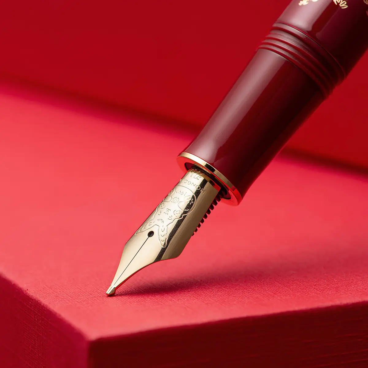 HONG DIAN N23 Red Rabbit Fountain Pen Long Blade Medium Nib Gold Trim | Smooth Writing Instrument - view 7