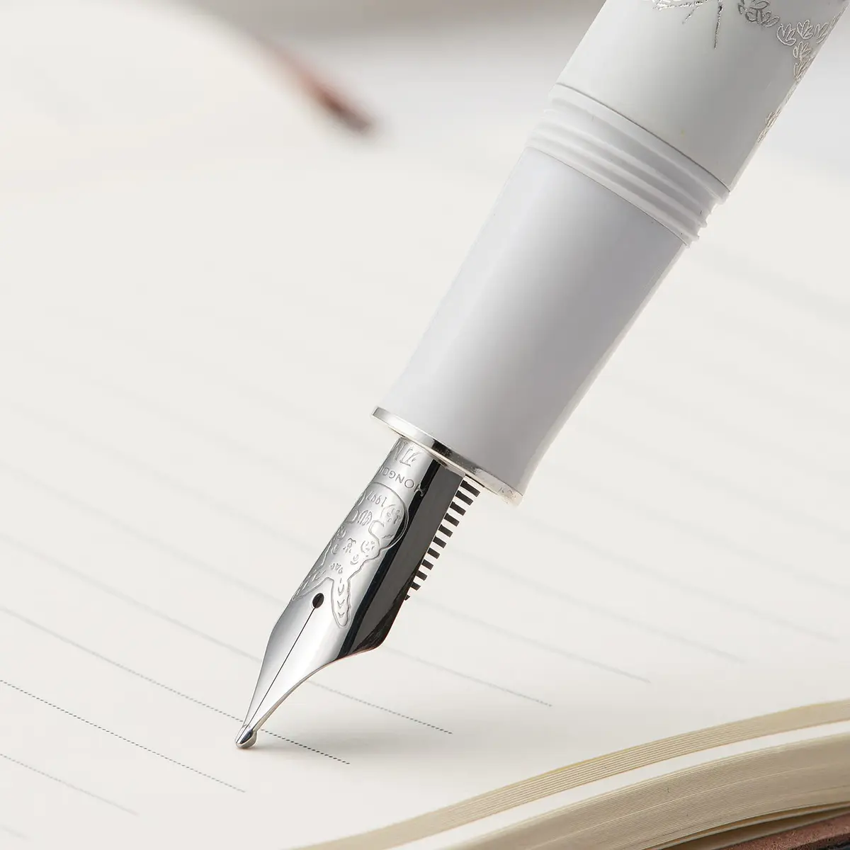HONG DIAN N23 White Rabbit Fountain Pen, Long Blade Medium Nib Silver Trim, Metal Body, 141mm (5.55 inches) | Smooth Writing Instrument for Students & Professionals - view 7