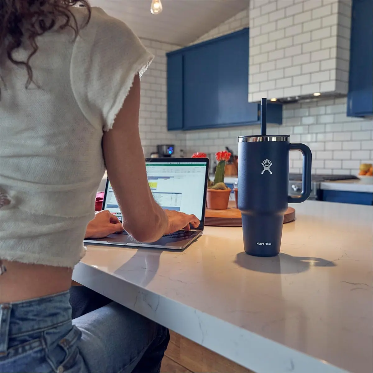 Hydro Flask 32 Oz Travel Tumbler with Handle & Straw | 946ml (32 Oz) Indigo Blue - view 2