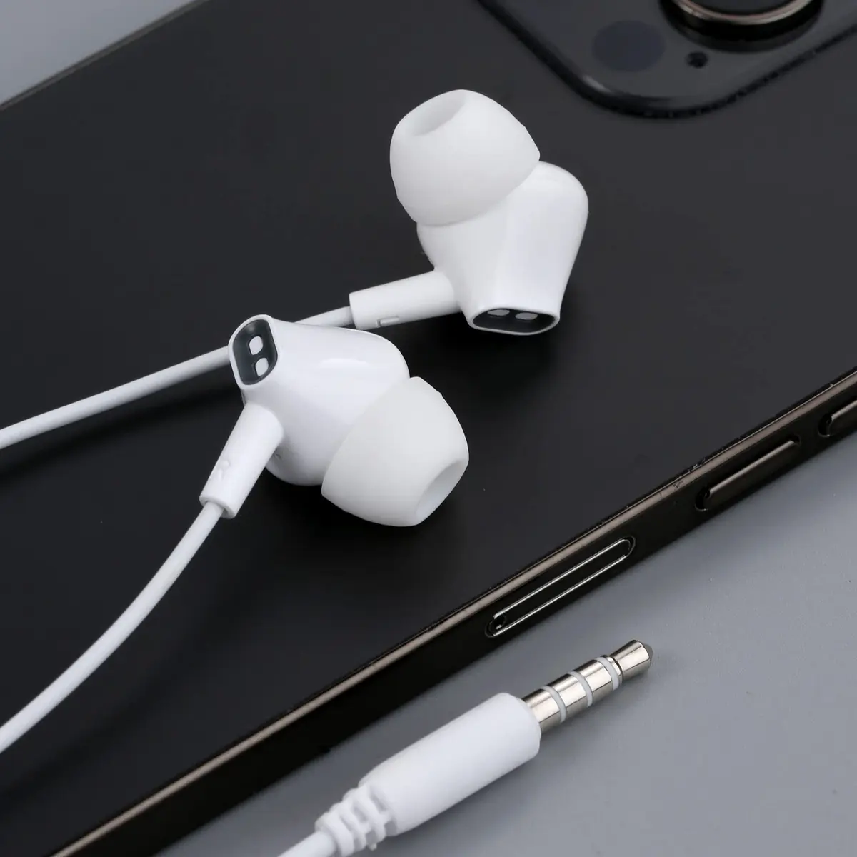 Aylaa Wired Earbuds Headphones for School with Microphone Noise Isolating Stereo Bass in-Ear Earphones – for Smartphones, Tablets, Schools, Ipads, Multiuse - 3.5mm Plug in Audio Jack - White - view 5