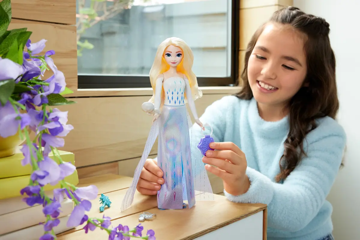 Mattel Disney Frozen Elsa Fashion Doll Set, Spin & Reveal with 11 Surprises, Inspired by the Movie - view 2