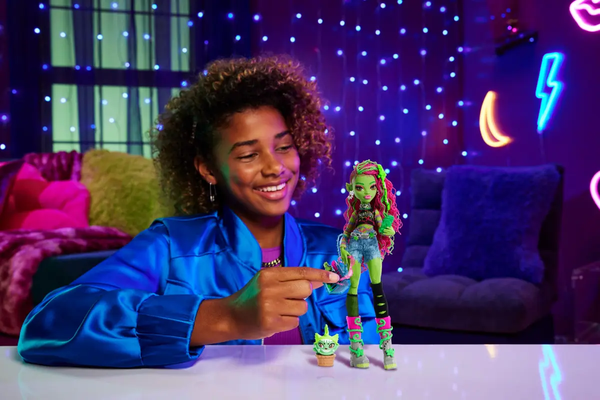 Monster High Venus McFlytrap Doll 5.9 inches | Fully articulated, collectible doll for kids 4+ - view 2