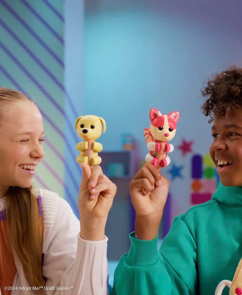 Fingerlings Adopt Me! x Interactive Dog Toy 3.14 x 3.14 x 4.92 inches | 40+ Sounds & Reactions - view 4