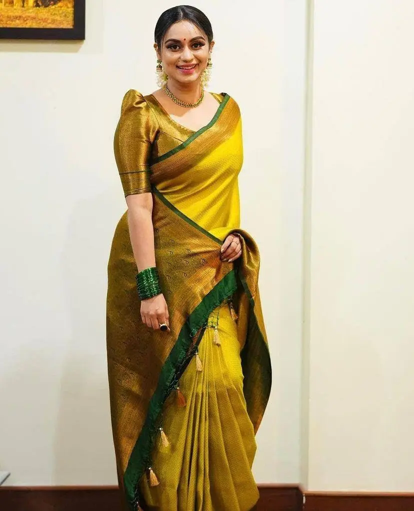 Yashika Yellow Banarasi Kanjivaram Art Silk Saree with Unstitched Blouse Piece | 5.25m Length - view 3