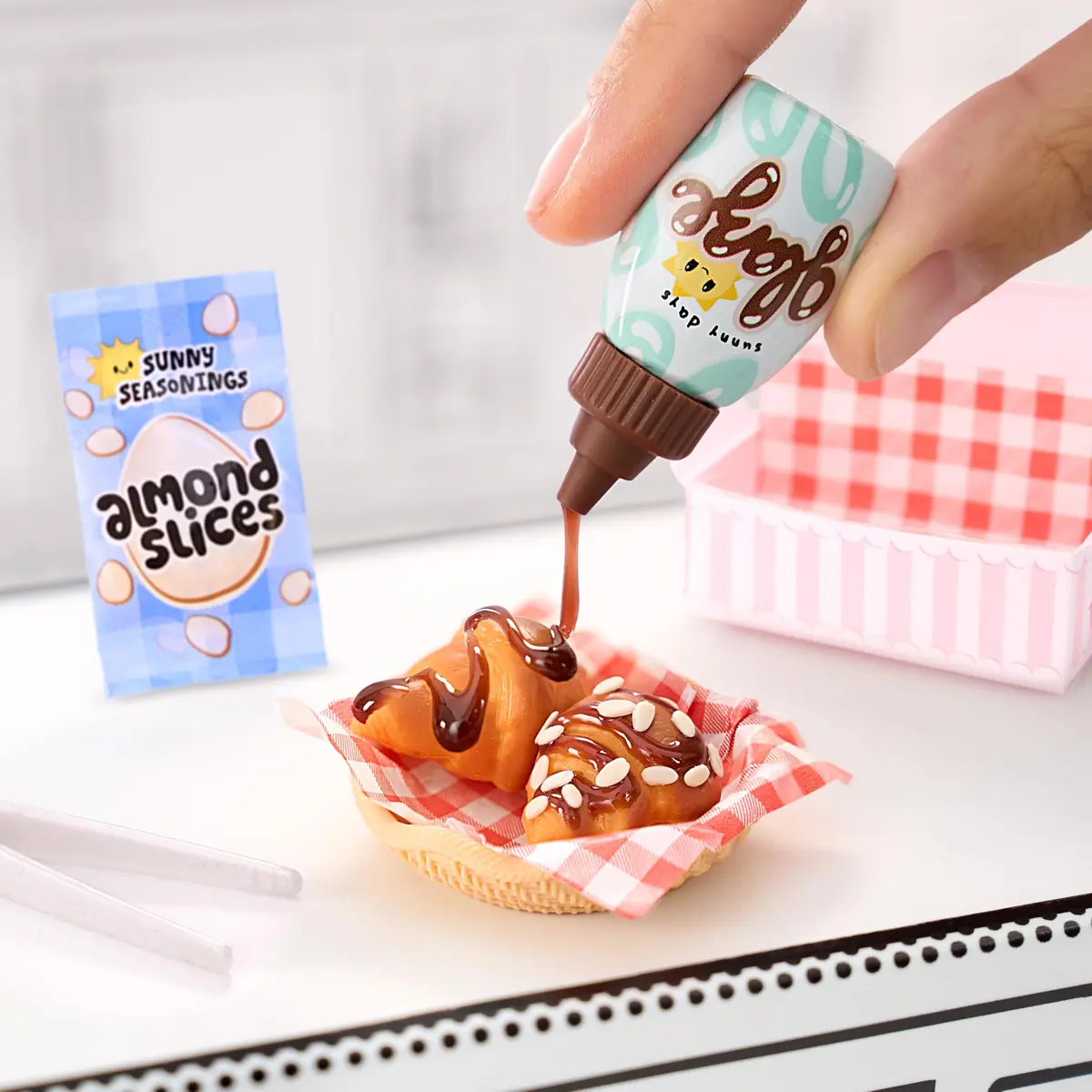 MGA's Miniverse Make It Mini Cafe Series 4 | DIY Resin Play Collectibles for Kids 8+ - view 2