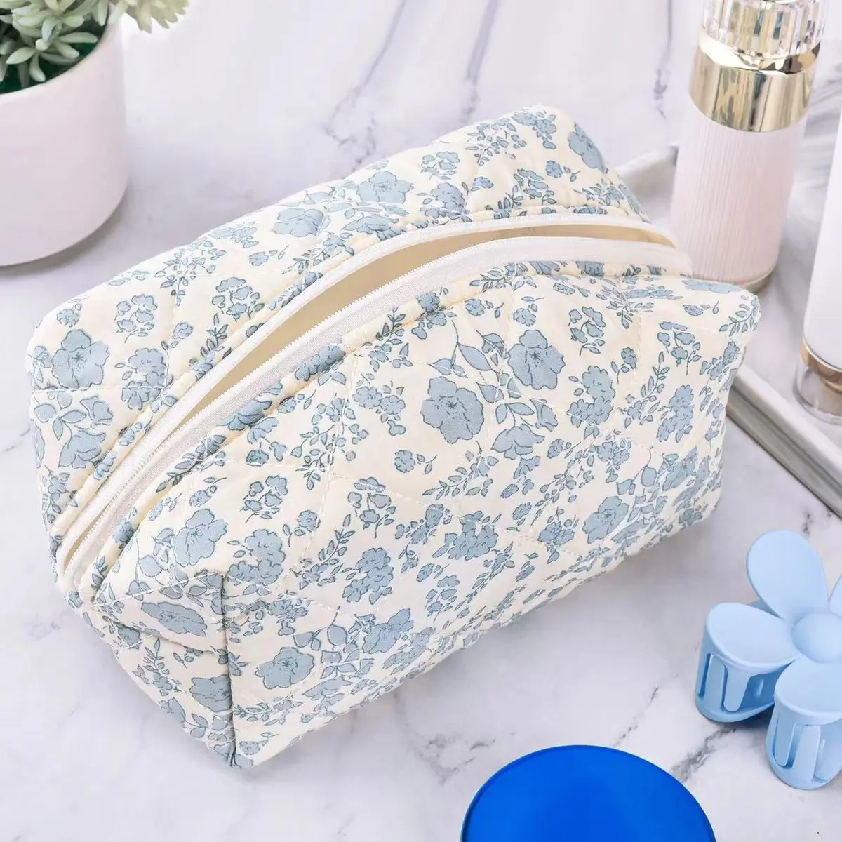 MZLUWM Puffy Coquette Floral Quilted Makeup Bag Large Fashionable Travel Pouch Cute Blue 20cm (7.8" L x 4.7" W x 3.9" H) - view 5