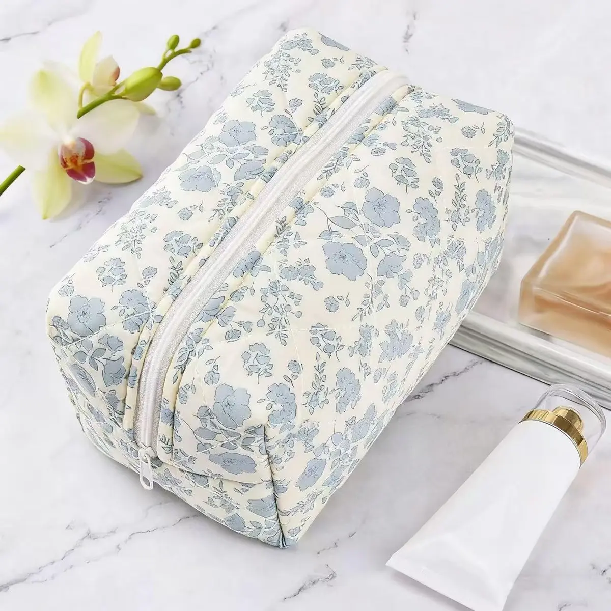 MZLUWM Puffy Coquette Floral Quilted Makeup Bag Large Fashionable Travel Pouch Cute Blue 20cm (7.8" L x 4.7" W x 3.9" H) - view 3