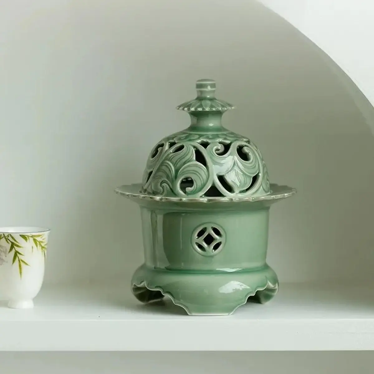 Hermit Life Three-Legged Incense Burner (Celadon), Porcelain Incense Holder with Lotus-Shaped Lid, Green | Song Dynasty Style - view 7