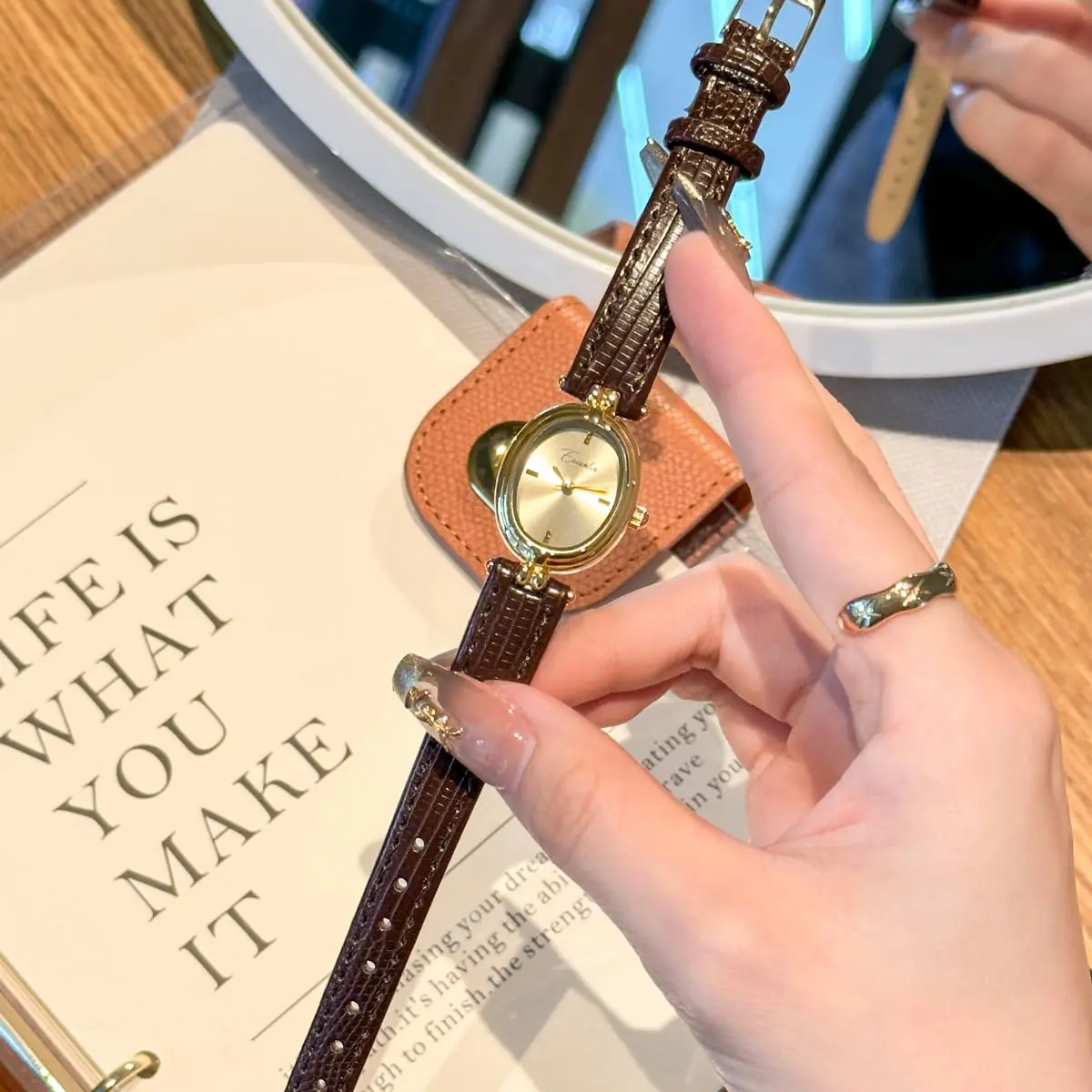 CARLIEN Women's Vintage Oval Quartz Watch 25mm (0.98") | Japanese Movement - view 3