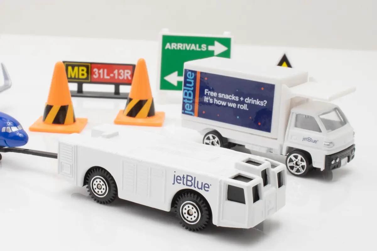 Daron jetBlue A321 Balloons Airport Playset Die-Cast Toy Ages 3+ | Authentic Airport Adventure with Die-Cast Metal - view 4