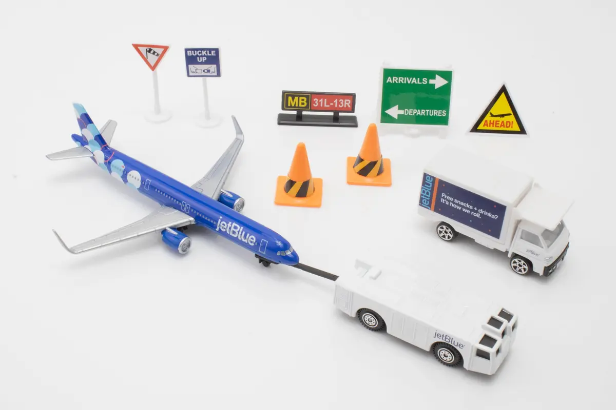 Daron jetBlue A321 Balloons Airport Playset Die-Cast Toy Ages 3+ | Authentic Airport Adventure with Die-Cast Metal - view 5