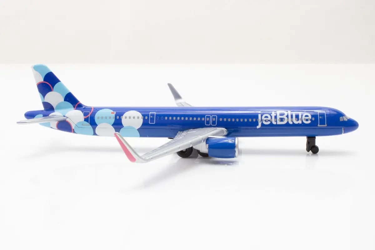Daron jetBlue A321 Balloons Airport Playset Die-Cast Toy Ages 3+ | Authentic Airport Adventure with Die-Cast Metal - view 2