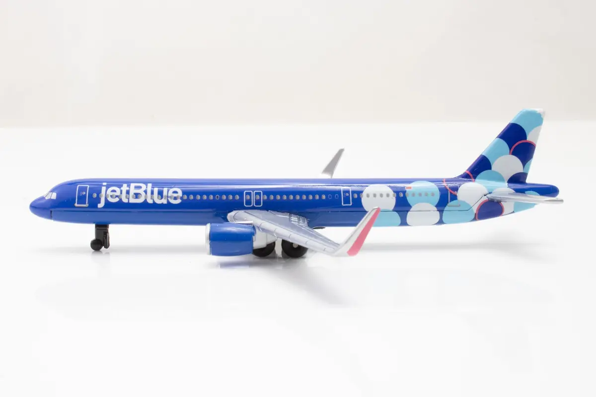 Daron jetBlue A321 Balloons Airport Playset Die-Cast Toy Ages 3+ | Authentic Airport Adventure with Die-Cast Metal - view 3