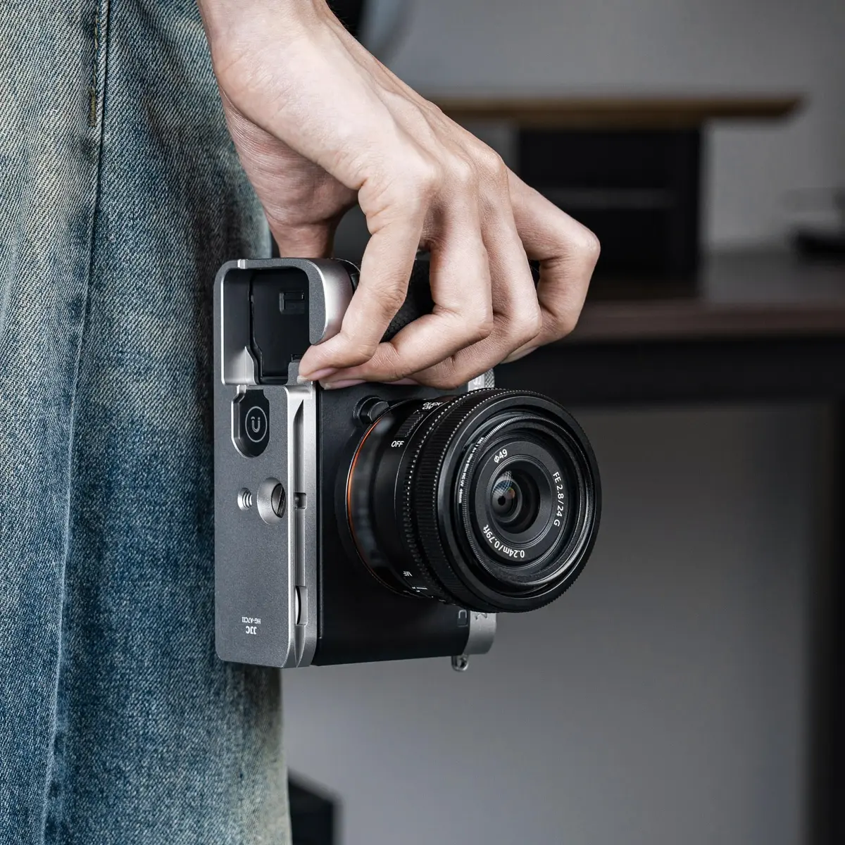 JJC Silver Camera Support Hand Grip for Sony A7CII A7CR with Arca-Type Plate & AirTag Slot | 1/4"-20 Tripod Socket - view 9