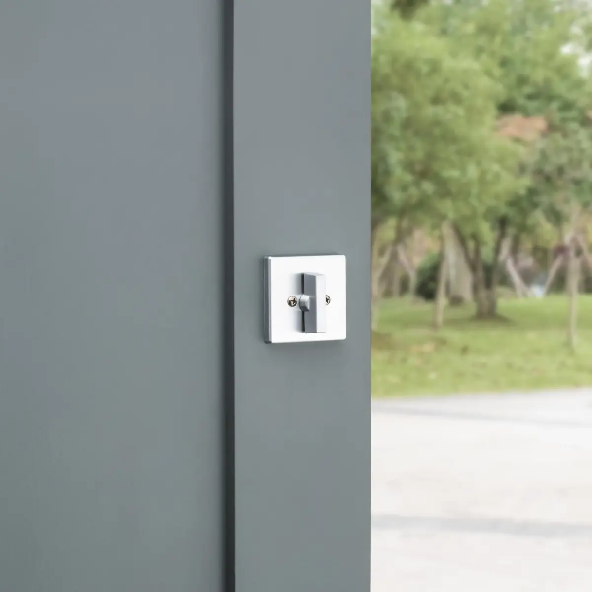 Kwikset 660 Series Entry Handleset with SmartKey Deadbolt, Satin Chrome | Traditional Style - view 3