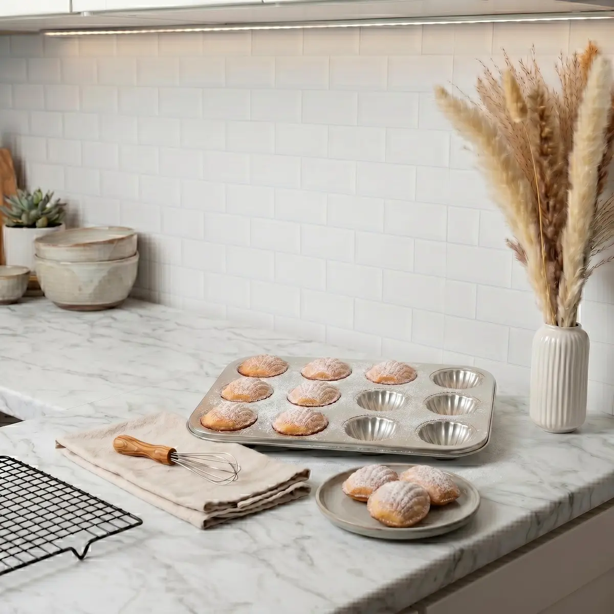 Fox Run Stainless Steel Scallop Shell Madeleine Pan, 12 French Cookie Molds | 34.1 cm x 42.2 cm x 10.5 cm - view 6