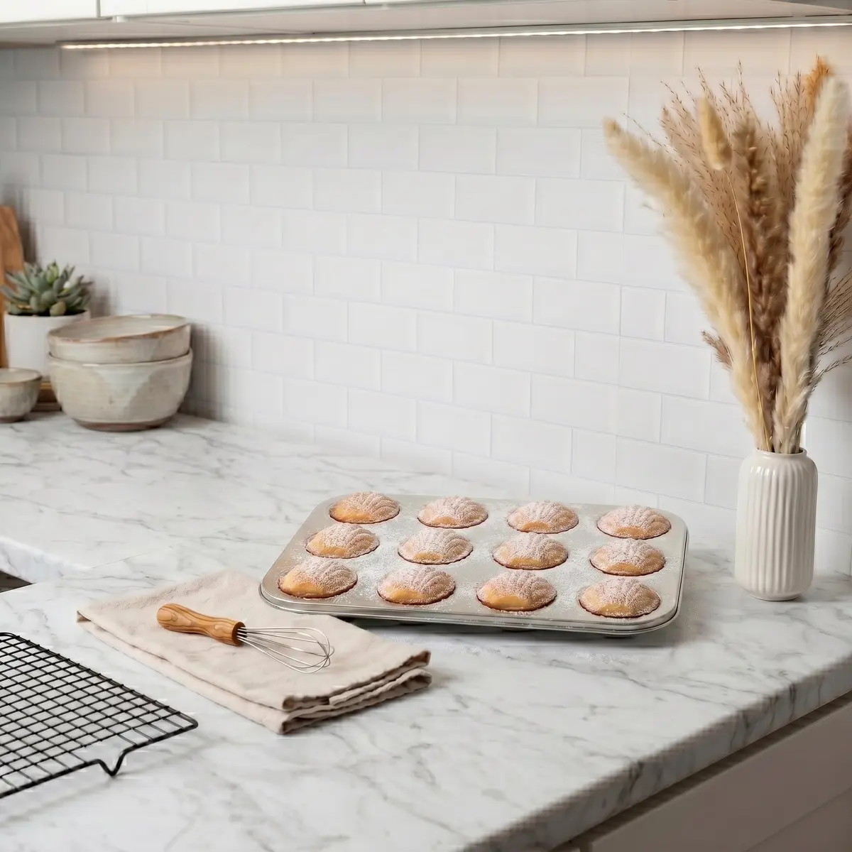 Fox Run Stainless Steel Scallop Shell Madeleine Pan, 12 French Cookie Molds | 34.1 cm x 42.2 cm x 10.5 cm - view 7