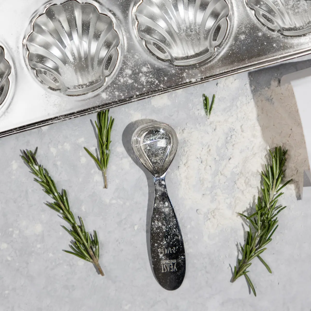 Fox Run Stainless Steel Scallop Shell Madeleine Pan, 12 French Cookie Molds | 34.1 cm x 42.2 cm x 10.5 cm - view 3