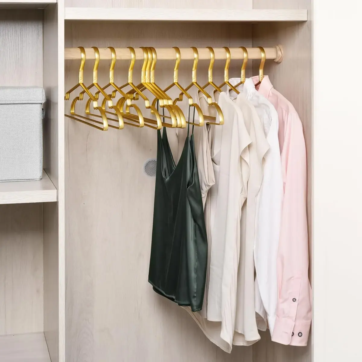 Amber Home 40 Pack Premium Matte Gold Aluminum Coat Hangers, 41.9cm (16.5") | Organize Your Wardrobe - view 6